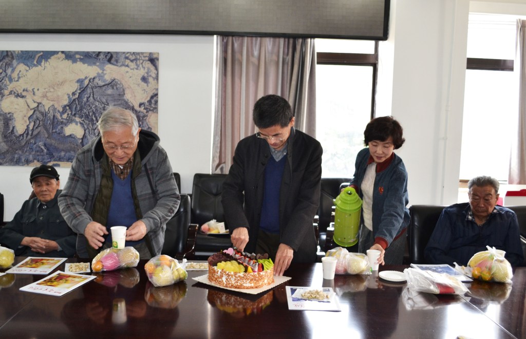 切蛋糕.jpg 切蛋糕.jpg