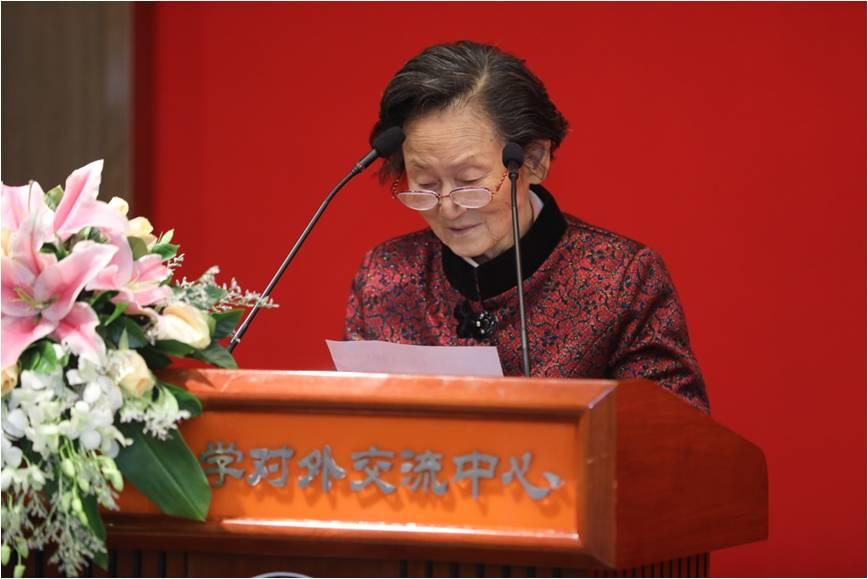 董先生夫人寿曼丽教授致答谢词.jpg 董先生夫人寿曼丽教授致答谢词.jpg