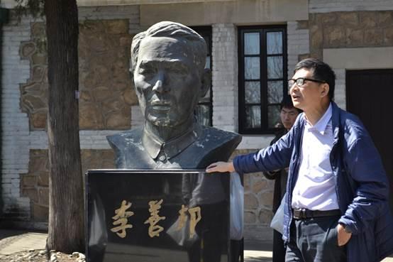 clip_image004.jpg 图片包含 建筑物, 户外, 人员, 男士 已生成极高可信度的说明