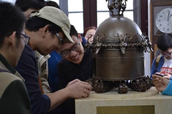 clip_image006.jpg 图片包含 人员, 室内, 餐桌, 男士 已生成极高可信度的说明