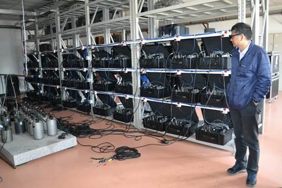 clip_image010.jpg 图片包含 建筑物, 男士, 人员, 室内 已生成极高可信度的说明