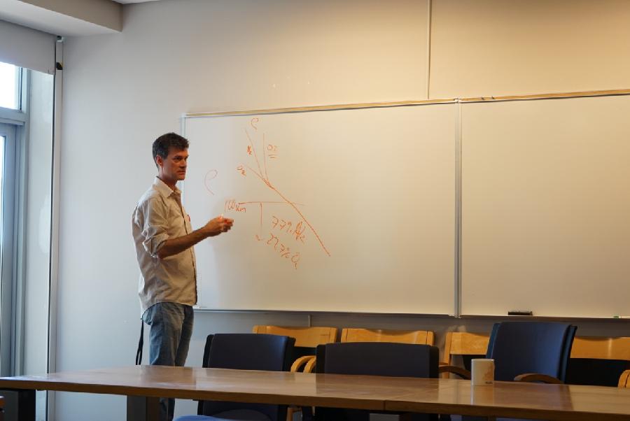 Tomas Immel 高级研究员在白板上给同学们进行绘图示意.jpg