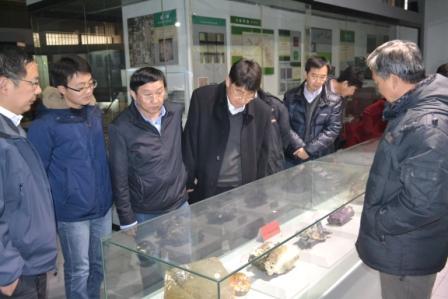 伟德国际1946地质博物馆馆长孙元林教授介绍地质博物馆藏品.JPG 伟德国际1946地质博物馆馆长孙元林教授介绍地质博物馆藏品.JPG